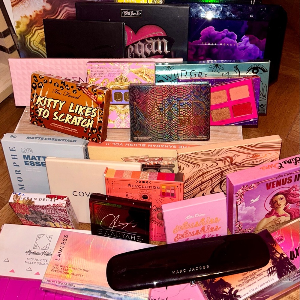 Mystery Makeup Bundle - Picture 3 of 5